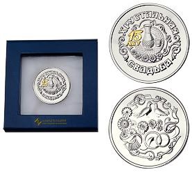 Серебряная монета «Хрустальная свадьба 15 лет» с золочением в подарочном футляре